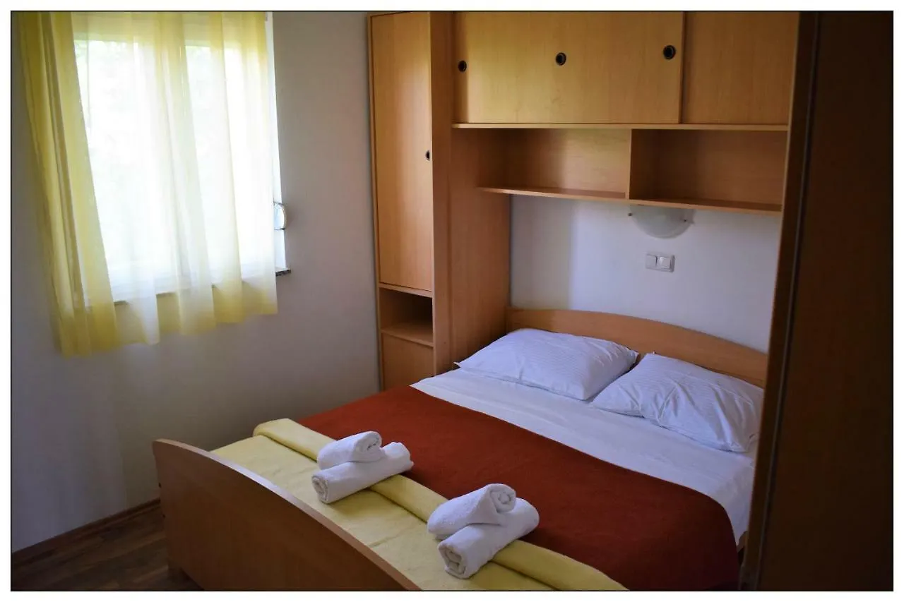 לופאר Apartments Sara