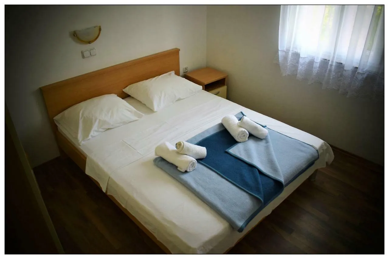 לופאר Apartments Sara